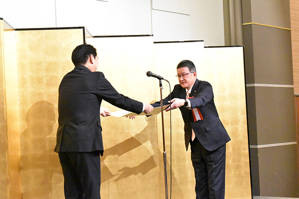 令和７年度農業農村整備事業優秀業者感謝状贈呈式で当社が農業土木工事部門で表彰を受けている様子